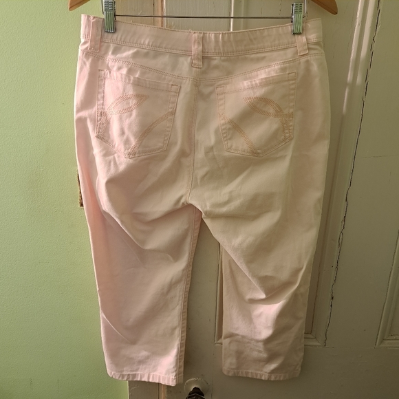 Gloria Vanderbilt Women's Capris - Picture 10 of 16